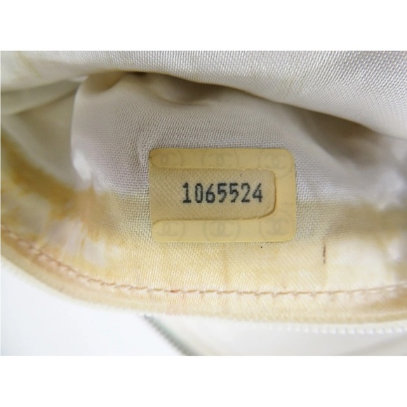 CHANEL White Crossbody Bag with Gold Chain - Picture 14 of 16